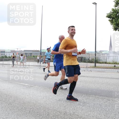 29.06.2025 - hella hamburg halbmarathon Lena Gebhardt http://msf.ph/oto/8253547 29.06.2025 10:34:16 Lombardsbrücke 1417, 1672, 1705, 1787, 2023, 2265, 2412, 2464, 2482, 2496, 2510, 2511, 2526, 2801, 2933, 3145, 3264, 3340, 3345, 3829, 3848, 4479, 4540, 4807, 4824, 4826, 4942, 5561, 5566, 5584, 5609, 5691, 6105, 6171, 6329, 6364, 6515, 6516, 6571, 6574, 6956, 7027, 7324, 7329, 7565, 7644, 8202, 8277, 8349, 8375, 8377, 8383, 8401, 8705, 8965, 9094, 9379, 9875, 9995, 10007, 10071, 10360, 10564, 11872, 13957, 16238, 16682, 16919, 17230, 18158, 18941 meine-sportfotos.de