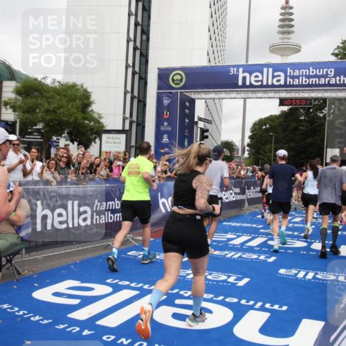 29.06.2025 - hella hamburg halbmarathon Michael Strokosch http://msf.ph/oto/8253556 29.06.2025 10:58:59 Ziel 2159, 3859, 4632, 4833, 5885, 6438, 6860, 7223, 8807, 9156, 9353, 10268, 10518, 10788, 10915, 12734, 12735, 13654, 14673, 17531, 17810, 17931, 18180, 18833, 19002, 19003 meine-sportfotos.de