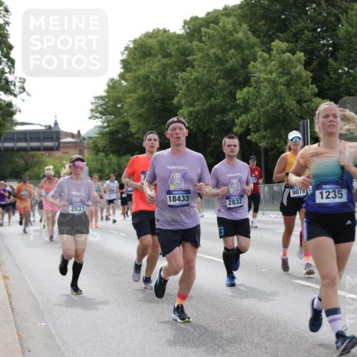29.06.2025 - hella hamburg halbmarathon Jannik Wohlers http://msf.ph/oto/8253591 29.06.2025 10:31:20 Lombardsbrücke 1235, 1373, 1844, 1879, 2672, 2831, 2832, 3396, 3397, 3424, 3571, 3681, 3751, 4877, 4953, 5965, 6160, 6546, 6573, 6640, 7334, 7898, 8304, 8620, 8806, 9078, 9104, 9183, 9478, 9812, 9882, 9883, 10148, 10240, 10421, 10435, 10653, 11178, 12381, 12758, 13724, 14793, 15024, 15102, 15222, 15575, 16310, 16541, 17043, 17362, 17404, 17517, 18428, 18433, 18613, 18629, 18672, 19068, 19233 meine-sportfotos.de