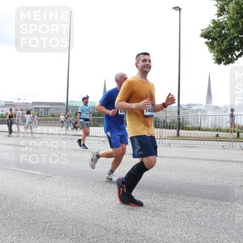 29.06.2025 - hella hamburg halbmarathon Lena Gebhardt http://msf.ph/oto/8253605 29.06.2025 10:34:16 Lombardsbrücke 1417, 1672, 1705, 1787, 2023, 2265, 2412, 2464, 2482, 2496, 2510, 2511, 2526, 2801, 2933, 3145, 3264, 3340, 3345, 3829, 3848, 4479, 4540, 4807, 4824, 4826, 4942, 5561, 5566, 5584, 5609, 5691, 6105, 6171, 6329, 6364, 6515, 6516, 6571, 6574, 6956, 7027, 7324, 7329, 7565, 7644, 8202, 8277, 8349, 8375, 8377, 8383, 8401, 8705, 8965, 9094, 9379, 9875, 9995, 10007, 10071, 10360, 10564, 11872, 13957, 16238, 16682, 16919, 17230, 18158, 18941 meine-sportfotos.de