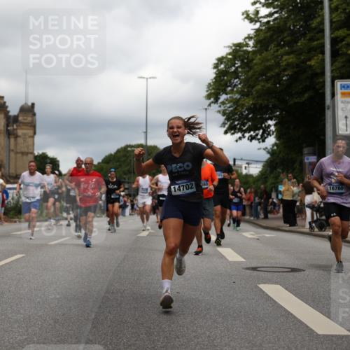 29.06.2025 - hella hamburg halbmarathon Yannick Fuchs http://msf.ph/oto/8253625 29.06.2025 10:48:04 20KM 1267, 1422, 1442, 1502, 1549, 1870, 2432, 2630, 3096, 3103, 3310, 3898, 4299, 5020, 5259, 6260, 6294, 6374, 7129, 7395, 7478, 7973, 8223, 8285, 8394, 9032, 9380, 9791, 9922, 10040, 11009, 11068, 11430, 11789, 12213, 12321, 12607, 13147, 13397, 13794, 13803, 13869, 13912, 14026, 14239, 14702, 15146, 15856, 16623, 16750, 16780, 17482, 17765, 18308, 18450, 18514, 18612, 18759, 19067, 19177 meine-sportfotos.de