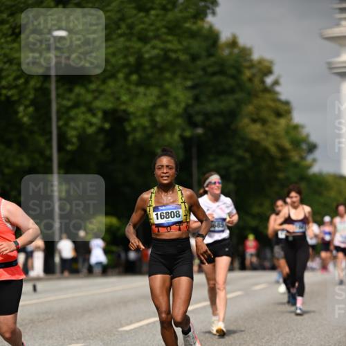 29.06.2025 - hella hamburg halbmarathon Dr. Thomas Lammeyer http://msf.ph/oto/8253654 29.06.2025 10:14:28 Kennedybrücke 1052, 1186, 1456, 4389, 7058, 8685, 9150, 9829, 9988 meine-sportfotos.de