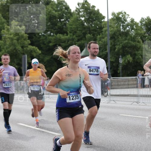 29.06.2025 - hella hamburg halbmarathon Jannik Wohlers http://msf.ph/oto/8253691 29.06.2025 10:31:20 Lombardsbrücke 1235, 1373, 1844, 1879, 2672, 2831, 2832, 3396, 3397, 3424, 3571, 3681, 3751, 4877, 4953, 5965, 6160, 6546, 6573, 6640, 7334, 7898, 8304, 8620, 8806, 9078, 9104, 9183, 9478, 9812, 9882, 9883, 10148, 10240, 10421, 10435, 10653, 11178, 12381, 12758, 13724, 14793, 15024, 15102, 15222, 15575, 16310, 16541, 17043, 17362, 17404, 17517, 18428, 18433, 18613, 18629, 18672, 19068, 19233 meine-sportfotos.de
