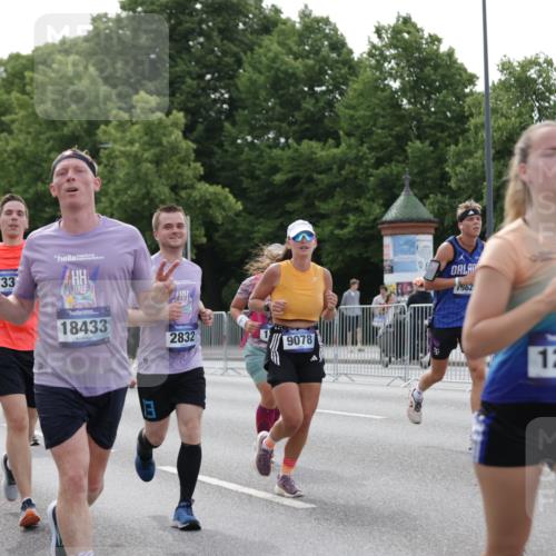 29.06.2025 - hella hamburg halbmarathon Jannik Wohlers http://msf.ph/oto/8253708 29.06.2025 10:31:20 Lombardsbrücke 1235, 1373, 1844, 1879, 2672, 2831, 2832, 3396, 3397, 3424, 3571, 3681, 3751, 4877, 4953, 5965, 6160, 6546, 6573, 6640, 7334, 7898, 8304, 8620, 8806, 9078, 9104, 9183, 9478, 9812, 9882, 9883, 10148, 10240, 10421, 10435, 10653, 11178, 12381, 12758, 13724, 14793, 15024, 15102, 15222, 15575, 16310, 16541, 17043, 17362, 17404, 17517, 18428, 18433, 18613, 18629, 18672, 19068, 19233 meine-sportfotos.de