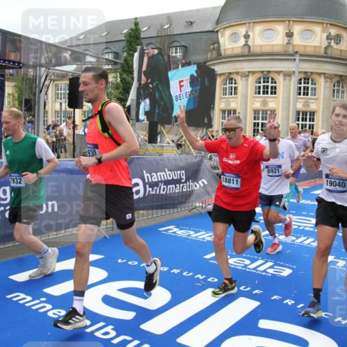 29.06.2025 - hella hamburg halbmarathon Michael Strokosch http://msf.ph/oto/8253715 29.06.2025 10:50:21 Ziel 4933, 7930, 7932, 8921, 10371, 12949, 13609, 13690, 14034, 15620, 16000, 16242, 18499, 18811, 19040 meine-sportfotos.de