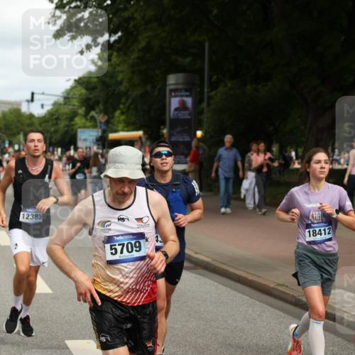 29.06.2025 - hella hamburg halbmarathon Yannick Fuchs http://msf.ph/oto/8253890 29.06.2025 10:35:43 20KM 1136, 1631, 2579, 2797, 3618, 4205, 4303, 4380, 4634, 4871, 4893, 5709, 6550, 6683, 6771, 6901, 7378, 7774, 7796, 8122, 8358, 9358, 9547, 9640, 9659, 9711, 9755, 9885, 10375, 10783, 11062, 11765, 11922, 12292, 12385, 12895, 13268, 13457, 14555, 14661, 15247, 15351, 16816, 17032, 17100, 17720, 17834, 18045, 18049, 18412, 18573, 18802 meine-sportfotos.de