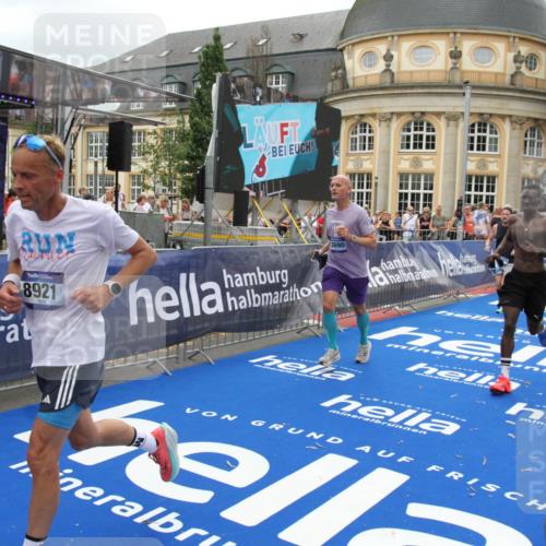 29.06.2025 - hella hamburg halbmarathon Michael Strokosch http://msf.ph/oto/8253902 29.06.2025 10:50:22 Ziel 4247, 4933, 7930, 7932, 8899, 8921, 12949, 13609, 13690, 14034, 15620, 16000, 16242, 18499, 18811, 19040 meine-sportfotos.de