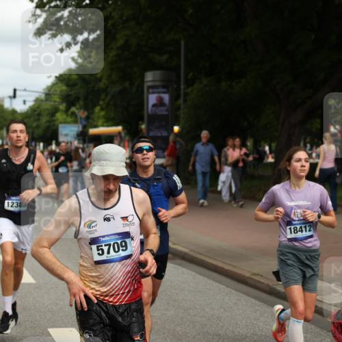 29.06.2025 - hella hamburg halbmarathon Yannick Fuchs http://msf.ph/oto/8253909 29.06.2025 10:35:43 20KM 1136, 1631, 2579, 2797, 3618, 4205, 4303, 4380, 4634, 4871, 4893, 5709, 6550, 6683, 6771, 6901, 7378, 7774, 7796, 8122, 8358, 9358, 9547, 9640, 9659, 9711, 9755, 9885, 10375, 10783, 11062, 11765, 11922, 12292, 12385, 12895, 13268, 13457, 14555, 14661, 15247, 15351, 16816, 17032, 17100, 17720, 17834, 18045, 18049, 18412, 18573, 18802 meine-sportfotos.de
