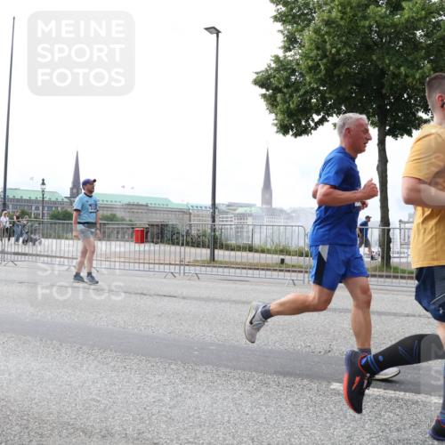 29.06.2025 - hella hamburg halbmarathon Lena Gebhardt http://msf.ph/oto/8253916 29.06.2025 10:34:16 Lombardsbrücke 1417, 1672, 1705, 1787, 2023, 2265, 2412, 2464, 2482, 2496, 2510, 2511, 2526, 2801, 2933, 3145, 3264, 3340, 3345, 3829, 3848, 4479, 4540, 4807, 4824, 4826, 4942, 5561, 5566, 5584, 5609, 5691, 6105, 6171, 6329, 6364, 6515, 6516, 6571, 6574, 6956, 7027, 7324, 7329, 7565, 7644, 8202, 8277, 8349, 8375, 8377, 8383, 8401, 8705, 8965, 9094, 9379, 9875, 9995, 10007, 10071, 10360, 10564, 11872, 13957, 16238, 16682, 16919, 17230, 18158, 18941 meine-sportfotos.de