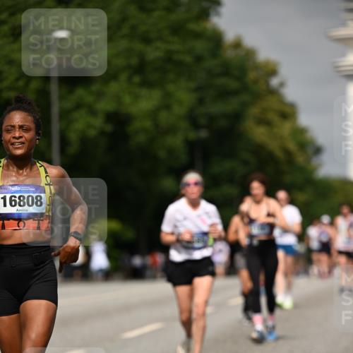 29.06.2025 - hella hamburg halbmarathon Dr. Thomas Lammeyer http://msf.ph/oto/8254025 29.06.2025 10:14:30 Kennedybrücke 1052, 1186, 1456, 5182, 5653, 5806, 7058, 8685, 9150, 9829, 9988 meine-sportfotos.de