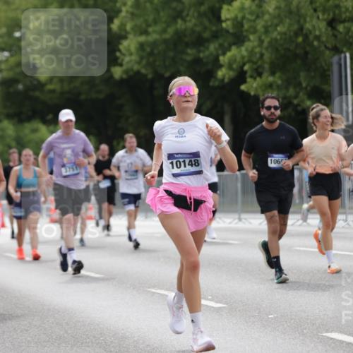 29.06.2025 - hella hamburg halbmarathon Jannik Wohlers http://msf.ph/oto/8254037 29.06.2025 10:31:23 Lombardsbrücke 1235, 1373, 1844, 1879, 2384, 2672, 2831, 2832, 3221, 3239, 3358, 3396, 3397, 3424, 3571, 3681, 3751, 4877, 4953, 5156, 5965, 6160, 6573, 6640, 6718, 6727, 7334, 7898, 8304, 8620, 8806, 9078, 9104, 9478, 9812, 9882, 9883, 10148, 10240, 10421, 10435, 10653, 11178, 12381, 12663, 12758, 14536, 14793, 15024, 15102, 15222, 15575, 16310, 16541, 17043, 17118, 17342, 17362, 18283, 18428, 18433, 18613, 18629, 18838, 19068, 19233 meine-sportfotos.de