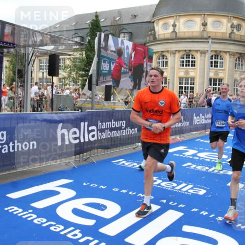 29.06.2025 - hella hamburg halbmarathon Michael Strokosch http://msf.ph/oto/8254077 29.06.2025 10:50:23 Ziel 4247, 4933, 7930, 7932, 8899, 8921, 12035, 12949, 13609, 13690, 14034, 16000, 16242, 18499, 18811, 19040 meine-sportfotos.de