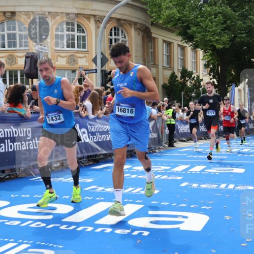 29.06.2025 - hella hamburg halbmarathon Strokosch-Dieckow http://msf.ph/oto/8254095 29.06.2025 10:41:24 Ziel 1570, 2579, 2797, 3204, 4303, 4893, 5987, 6771, 7432, 7774, 7796, 8358, 10783, 12588, 13457, 13876, 14555, 16816, 17159, 17882, 18412, 18509, 18573, 18764 meine-sportfotos.de