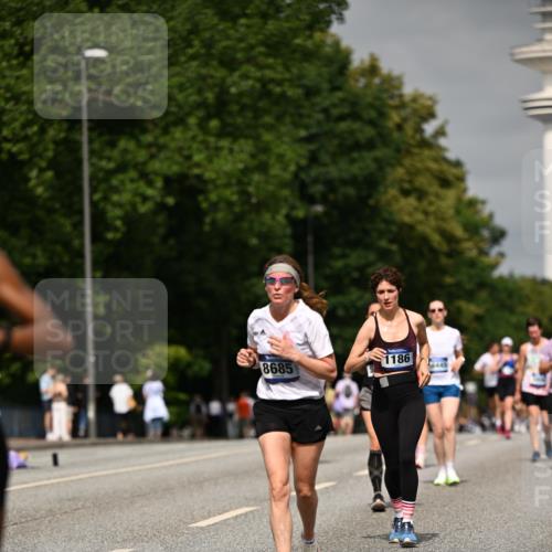 29.06.2025 - hella hamburg halbmarathon Dr. Thomas Lammeyer http://msf.ph/oto/8254122 29.06.2025 10:14:30 Kennedybrücke 1052, 1186, 1456, 5182, 5653, 5806, 7058, 8685, 9150, 9829, 9988 meine-sportfotos.de