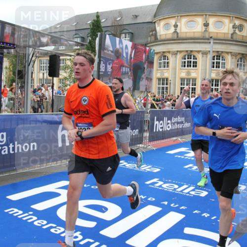 29.06.2025 - hella hamburg halbmarathon Michael Strokosch http://msf.ph/oto/8254128 29.06.2025 10:50:24 Ziel 4247, 4933, 6795, 8899, 8921, 12035, 12949, 13609, 13690, 14034, 16000, 16242, 18499 meine-sportfotos.de