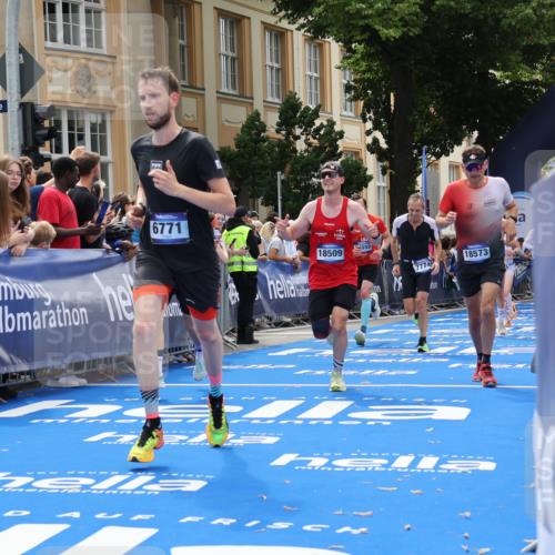 29.06.2025 - hella hamburg halbmarathon Strokosch-Dieckow http://msf.ph/oto/8254158 29.06.2025 10:41:25 Ziel 1570, 2579, 2797, 3204, 4303, 4893, 5987, 6771, 7432, 7774, 7796, 8358, 10783, 10894, 12588, 13457, 13876, 14275, 14555, 16816, 17159, 17882, 18412, 18442, 18509, 18573, 18764 meine-sportfotos.de