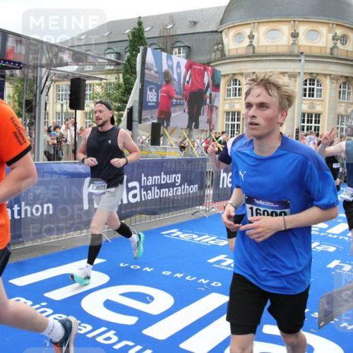 29.06.2025 - hella hamburg halbmarathon Michael Strokosch http://msf.ph/oto/8254175 29.06.2025 10:50:24 Ziel 4247, 4933, 6795, 8899, 8921, 12035, 12949, 13609, 13690, 14034, 16000, 16242, 18499 meine-sportfotos.de