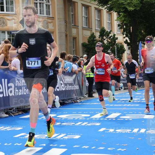 29.06.2025 - hella hamburg halbmarathon Strokosch-Dieckow http://msf.ph/oto/8254186 29.06.2025 10:41:25 Ziel 1570, 2579, 2797, 3204, 4303, 4893, 5987, 6771, 7432, 7774, 7796, 8358, 10783, 10894, 12588, 13457, 13876, 14275, 14555, 16816, 17159, 17882, 18412, 18442, 18509, 18573, 18764 meine-sportfotos.de