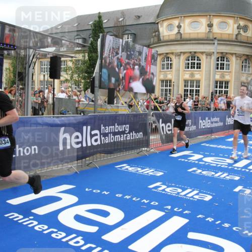 29.06.2025 - hella hamburg halbmarathon Michael Strokosch http://msf.ph/oto/8254258 29.06.2025 10:50:27 Ziel 4127, 4247, 6795, 8899, 11455, 12035, 12624, 12949, 14034, 16242, 18394 meine-sportfotos.de