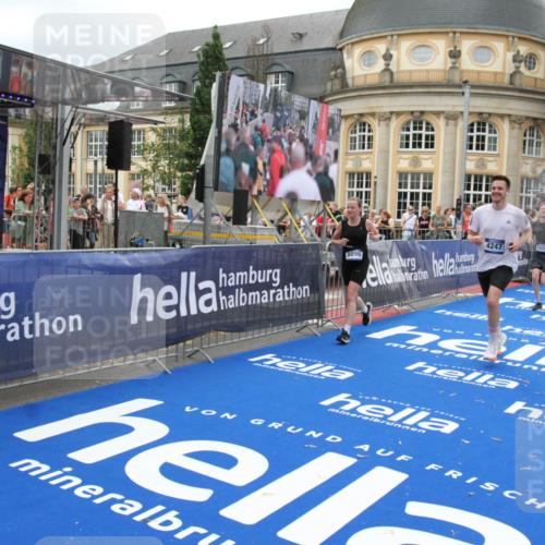 29.06.2025 - hella hamburg halbmarathon Michael Strokosch http://msf.ph/oto/8254295 29.06.2025 10:50:27 Ziel 4127, 4247, 6795, 8899, 11455, 12035, 12624, 12949, 14034, 16242, 18394 meine-sportfotos.de