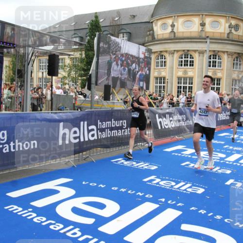 29.06.2025 - hella hamburg halbmarathon Michael Strokosch http://msf.ph/oto/8254328 29.06.2025 10:50:28 Ziel 4127, 4247, 6795, 8899, 11455, 12035, 12624, 14034, 14626, 17319, 18394 meine-sportfotos.de
