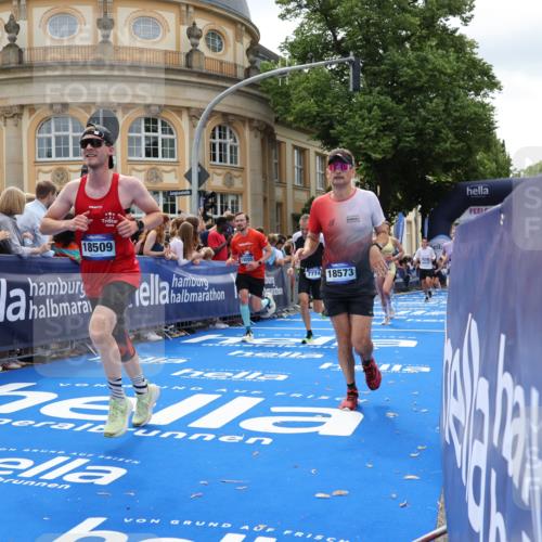 29.06.2025 - hella hamburg halbmarathon Strokosch-Dieckow http://msf.ph/oto/8254352 29.06.2025 10:41:27 Ziel 1570, 2579, 2797, 3204, 4893, 5987, 6771, 7432, 7774, 7796, 8358, 9885, 10783, 10894, 12588, 13457, 14275, 14555, 16084, 16816, 17159, 17882, 18412, 18442, 18491, 18509, 18573 meine-sportfotos.de