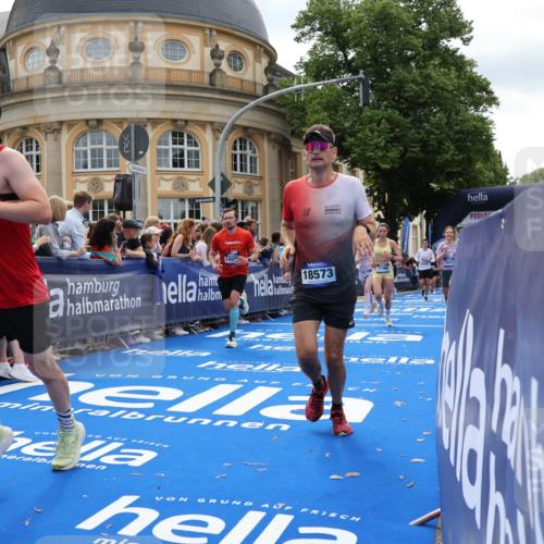 29.06.2025 - hella hamburg halbmarathon Strokosch-Dieckow http://msf.ph/oto/8254397 29.06.2025 10:41:27 Ziel 1570, 2579, 2797, 3204, 4893, 5987, 6771, 7432, 7774, 7796, 8358, 9885, 10783, 10894, 12588, 13457, 14275, 14555, 16084, 16816, 17159, 17882, 18412, 18442, 18491, 18509, 18573 meine-sportfotos.de