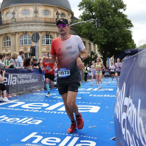 29.06.2025 - hella hamburg halbmarathon Strokosch-Dieckow http://msf.ph/oto/8254432 29.06.2025 10:41:27 Ziel 1570, 2579, 2797, 3204, 4893, 5987, 6771, 7432, 7774, 7796, 8358, 9885, 10783, 10894, 12588, 13457, 14275, 14555, 16084, 16816, 17159, 17882, 18412, 18442, 18491, 18509, 18573 meine-sportfotos.de