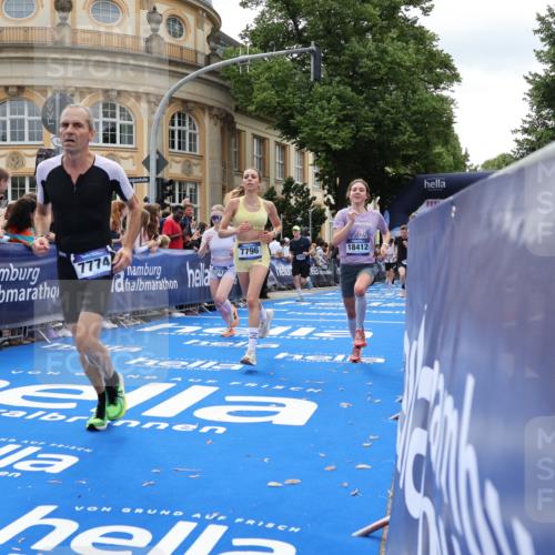29.06.2025 - hella hamburg halbmarathon Strokosch-Dieckow http://msf.ph/oto/8254510 29.06.2025 10:41:28 Ziel 2579, 2797, 3204, 4893, 5987, 6771, 7432, 7774, 7796, 8358, 9885, 10783, 10894, 12588, 13457, 14275, 14555, 16084, 16816, 17159, 17882, 18412, 18442, 18491, 18509, 18573 meine-sportfotos.de
