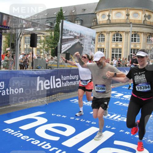 29.06.2025 - hella hamburg halbmarathon Michael Strokosch http://msf.ph/oto/8254601 29.06.2025 10:50:32 Ziel 3414, 4127, 5447, 6282, 6795, 7397, 8153, 11455, 12035, 12624, 13812, 14626, 16806, 17247, 17319, 18394 meine-sportfotos.de