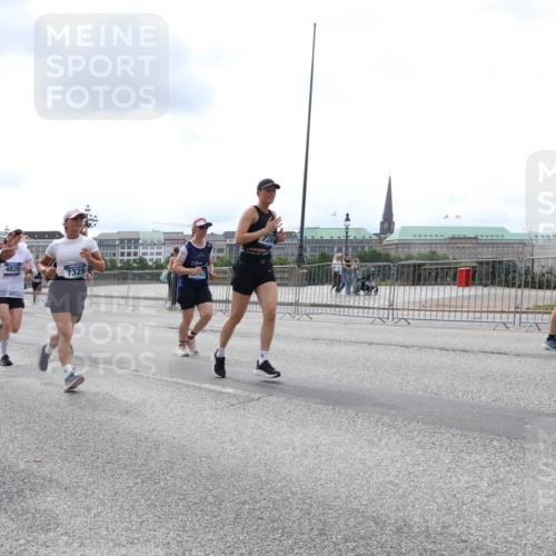 29.06.2025 - hella hamburg halbmarathon Lena Gebhardt http://msf.ph/oto/8254609 29.06.2025 10:34:18 Lombardsbrücke 1417, 1672, 1705, 1787, 2023, 2265, 2412, 2464, 2482, 2496, 2510, 2511, 2526, 2801, 2933, 3145, 3264, 3340, 3345, 3829, 3848, 4479, 4540, 4807, 4824, 4826, 5561, 5584, 5609, 5691, 6034, 6105, 6171, 6329, 6364, 6571, 6574, 7027, 7324, 7329, 7565, 7644, 8202, 8277, 8349, 8375, 8377, 8383, 8401, 8705, 8965, 9094, 9379, 9875, 9995, 10007, 10071, 10360, 10564, 11872, 13957, 16238, 16390, 16682, 16919, 17230, 18158, 18941 meine-sportfotos.de