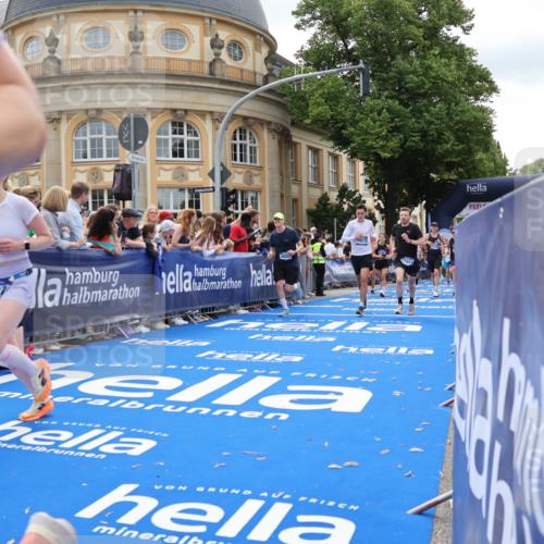 29.06.2025 - hella hamburg halbmarathon Strokosch-Dieckow http://msf.ph/oto/8254636 29.06.2025 10:41:30 Ziel 2579, 2797, 3204, 4893, 5987, 7774, 7796, 8358, 9885, 10894, 12588, 13457, 13714, 14275, 14555, 16084, 17159, 17882, 18412, 18442, 18491, 18509, 18573 meine-sportfotos.de