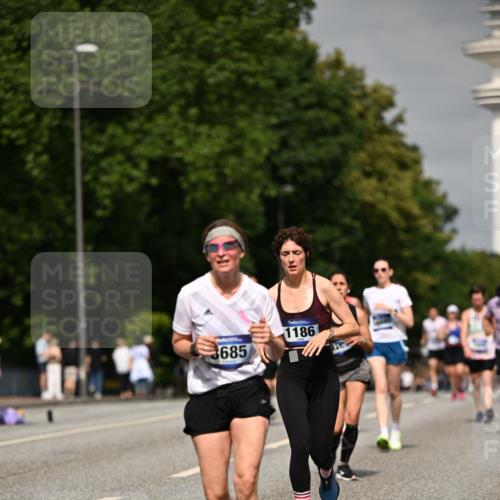 29.06.2025 - hella hamburg halbmarathon Dr. Thomas Lammeyer http://msf.ph/oto/8254727 29.06.2025 10:14:31 Kennedybrücke 1052, 1186, 1456, 5182, 5653, 5806, 7058, 8685, 9150, 9829 meine-sportfotos.de