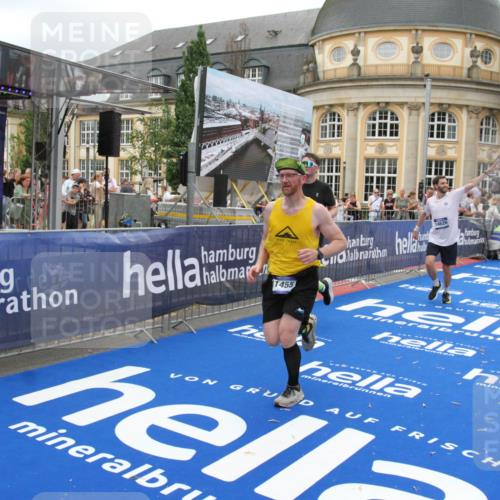 29.06.2025 - hella hamburg halbmarathon Michael Strokosch http://msf.ph/oto/8254749 29.06.2025 10:50:33 Ziel 3414, 4127, 5447, 6282, 6795, 7397, 8153, 8576, 11214, 11455, 12624, 13812, 14626, 15803, 16806, 17179, 17247, 17319, 18394 meine-sportfotos.de