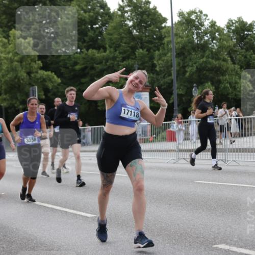 29.06.2025 - hella hamburg halbmarathon Jannik Wohlers http://msf.ph/oto/8254819 29.06.2025 10:31:31 Lombardsbrücke 1235, 1311, 1373, 1879, 2384, 2672, 2831, 2832, 3221, 3239, 3358, 3751, 3752, 4877, 5156, 5601, 6160, 6718, 6727, 7295, 7334, 7344, 7695, 7789, 7816, 7898, 8304, 8538, 8620, 9078, 9104, 9478, 10148, 10653, 11178, 12319, 12663, 12755, 13026, 14536, 14793, 15102, 16200, 16310, 17118, 17342, 18283, 18369, 18428, 18433, 18629, 18838, 18931 meine-sportfotos.de