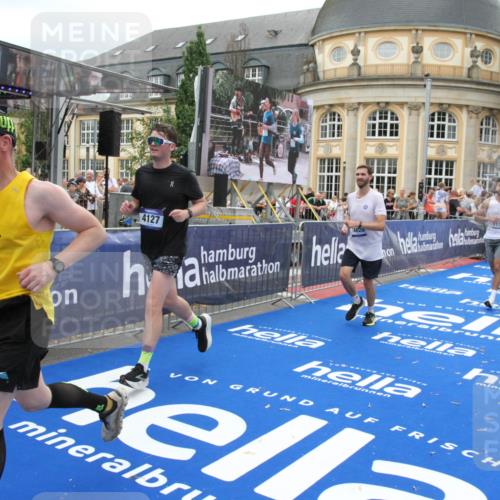 29.06.2025 - hella hamburg halbmarathon Michael Strokosch http://msf.ph/oto/8254858 29.06.2025 10:50:34 Ziel 1750, 3414, 4127, 5447, 6282, 7397, 8153, 8576, 11214, 11455, 12624, 13812, 14626, 15803, 16806, 17179, 17247, 17319, 18006, 18394 meine-sportfotos.de