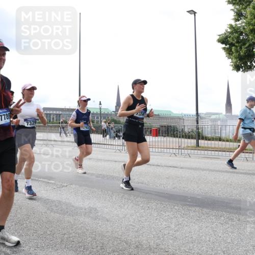 29.06.2025 - hella hamburg halbmarathon Lena Gebhardt http://msf.ph/oto/8254899 29.06.2025 10:34:18 Lombardsbrücke 1417, 1672, 1705, 1787, 2023, 2265, 2412, 2464, 2482, 2496, 2510, 2511, 2526, 2801, 2933, 3145, 3264, 3340, 3345, 3829, 3848, 4479, 4540, 4807, 4824, 4826, 5561, 5584, 5609, 5691, 6034, 6105, 6171, 6329, 6364, 6571, 6574, 7027, 7324, 7329, 7565, 7644, 8202, 8277, 8349, 8375, 8377, 8383, 8401, 8705, 8965, 9094, 9379, 9875, 9995, 10007, 10071, 10360, 10564, 11872, 13957, 16238, 16390, 16682, 16919, 17230, 18158, 18941 meine-sportfotos.de