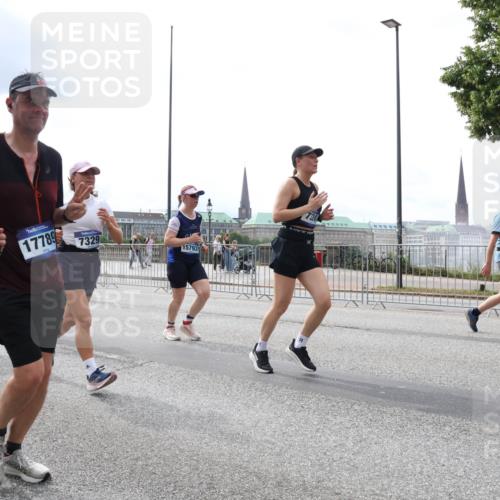 29.06.2025 - hella hamburg halbmarathon Lena Gebhardt http://msf.ph/oto/8255003 29.06.2025 10:34:19 Lombardsbrücke 1417, 1672, 1705, 1787, 2023, 2265, 2412, 2464, 2482, 2496, 2510, 2511, 2526, 2801, 2933, 3145, 3264, 3340, 3345, 3829, 3848, 4479, 4540, 4807, 4824, 4826, 5561, 5584, 5609, 5691, 6034, 6105, 6171, 6329, 6364, 6571, 6574, 7027, 7324, 7329, 7565, 7644, 7733, 8202, 8277, 8349, 8375, 8377, 8383, 8401, 8705, 8965, 9094, 9379, 9875, 10007, 10071, 10360, 10564, 10674, 11872, 13957, 16238, 16390, 16682, 16919, 17230, 18158, 18941 meine-sportfotos.de