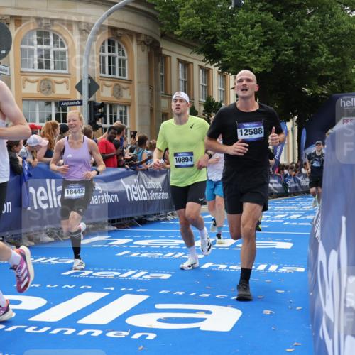 29.06.2025 - hella hamburg halbmarathon Strokosch-Dieckow http://msf.ph/oto/8255044 29.06.2025 10:41:34 Ziel 2579, 4893, 5987, 8358, 9640, 9885, 10894, 12588, 13457, 13714, 14275, 16084, 17159, 17882, 18442, 18491 meine-sportfotos.de