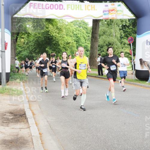 29.06.2025 - hella hamburg halbmarathon MichiJ http://msf.ph/oto/8255061 29.06.2025 10:29:19 Zwischen KM18-KM19 1912, 2797, 4303, 5050, 6429, 6495, 6771, 7774, 9640, 9979, 11767, 12292, 13457, 15493, 15542, 16201, 16347, 16580, 17971, 18192, 18573, 18802 meine-sportfotos.de