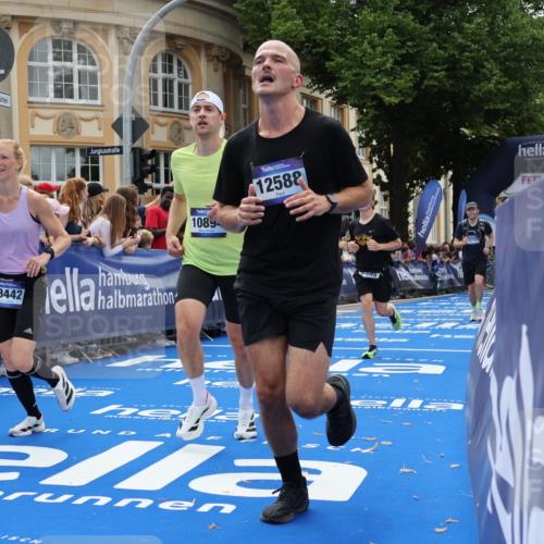 29.06.2025 - hella hamburg halbmarathon Strokosch-Dieckow http://msf.ph/oto/8255069 29.06.2025 10:41:35 Ziel 1512, 2579, 5987, 8358, 9640, 9885, 10894, 12588, 13457, 13714, 14275, 16084, 17159, 18442, 18491 meine-sportfotos.de