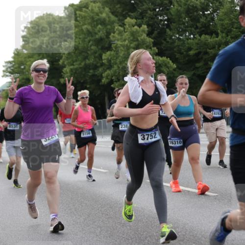 29.06.2025 - hella hamburg halbmarathon Jannik Wohlers http://msf.ph/oto/8255079 29.06.2025 10:31:33 Lombardsbrücke 1311, 1373, 2384, 2672, 2831, 2832, 3221, 3239, 3358, 3751, 3752, 4877, 5156, 5601, 6160, 6718, 6727, 7295, 7334, 7344, 7570, 7695, 7789, 7816, 7898, 8304, 8538, 8620, 9078, 10148, 10653, 11462, 12319, 12663, 12755, 13026, 14536, 14793, 16200, 16310, 17118, 17342, 17958, 18283, 18369, 18428, 18629, 18838, 18931 meine-sportfotos.de