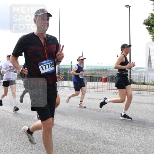29.06.2025 - hella hamburg halbmarathon Lena Gebhardt http://msf.ph/oto/8255082 29.06.2025 10:34:19 Lombardsbrücke 1417, 1672, 1705, 1787, 2023, 2265, 2412, 2464, 2482, 2496, 2510, 2511, 2526, 2801, 2933, 3145, 3264, 3340, 3345, 3829, 3848, 4479, 4540, 4807, 4824, 4826, 5561, 5584, 5609, 5691, 6034, 6105, 6171, 6329, 6364, 6571, 6574, 7027, 7324, 7329, 7565, 7644, 7733, 8202, 8277, 8349, 8375, 8377, 8383, 8401, 8705, 8965, 9094, 9379, 9875, 10007, 10071, 10360, 10564, 10674, 11872, 13957, 16238, 16390, 16682, 16919, 17230, 18158, 18941 meine-sportfotos.de