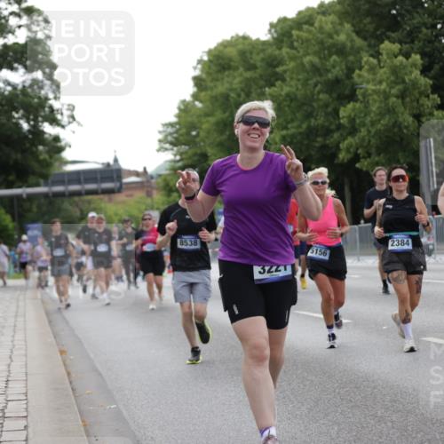29.06.2025 - hella hamburg halbmarathon Jannik Wohlers http://msf.ph/oto/8255128 29.06.2025 10:31:34 Lombardsbrücke 1311, 1373, 2384, 2672, 2832, 3221, 3239, 3358, 3751, 3752, 4877, 5156, 5601, 6718, 6727, 7135, 7295, 7344, 7570, 7695, 7789, 7816, 7898, 8538, 9078, 10148, 10653, 11462, 12319, 12663, 12755, 13026, 14536, 14793, 16200, 16310, 17118, 17342, 17958, 18283, 18369, 18428, 18629, 18838, 18931 meine-sportfotos.de