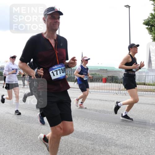 29.06.2025 - hella hamburg halbmarathon Lena Gebhardt http://msf.ph/oto/8255136 29.06.2025 10:34:19 Lombardsbrücke 1417, 1672, 1705, 1787, 2023, 2265, 2412, 2464, 2482, 2496, 2510, 2511, 2526, 2801, 2933, 3145, 3264, 3340, 3345, 3829, 3848, 4479, 4540, 4807, 4824, 4826, 5561, 5584, 5609, 5691, 6034, 6105, 6171, 6329, 6364, 6571, 6574, 7027, 7324, 7329, 7565, 7644, 7733, 8202, 8277, 8349, 8375, 8377, 8383, 8401, 8705, 8965, 9094, 9379, 9875, 10007, 10071, 10360, 10564, 10674, 11872, 13957, 16238, 16390, 16682, 16919, 17230, 18158, 18941 meine-sportfotos.de