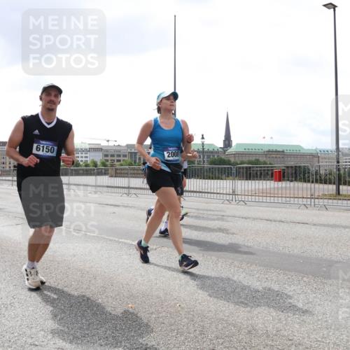 29.06.2025 - hella hamburg halbmarathon Lena Gebhardt http://msf.ph/oto/8255144 29.06.2025 10:45:49 Lombardsbrücke 1004, 1033, 1060, 1085, 1100, 1104, 1421, 1426, 1555, 1713, 1854, 1867, 1868, 1983, 2008, 2216, 2217, 2398, 2522, 2550, 2657, 2664, 2773, 2917, 2954, 2965, 2973, 3357, 3377, 4104, 4223, 4224, 4306, 4317, 4388, 4572, 5044, 5339, 5635, 5703, 5769, 5770, 5892, 5949, 6133, 6150, 6333, 6392, 6623, 6911, 6922, 7268, 7283, 7356, 7530, 7541, 7605, 7859, 7894, 8745, 9120, 9121, 9426, 9620, 10030, 10182, 10225, 10327, 10329, 10367, 10511, 11358 meine-sportfotos.de