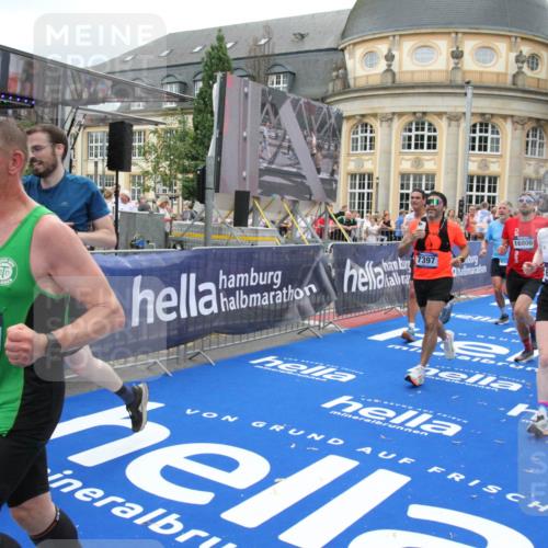 29.06.2025 - hella hamburg halbmarathon Michael Strokosch http://msf.ph/oto/8255162 29.06.2025 10:50:38 Ziel 1399, 1750, 3414, 4346, 5447, 6282, 6662, 7397, 7583, 7786, 8153, 8576, 9057, 11214, 13808, 13812, 13875, 15519, 15803, 16291, 16806, 17179, 17247, 18006, 18413 meine-sportfotos.de