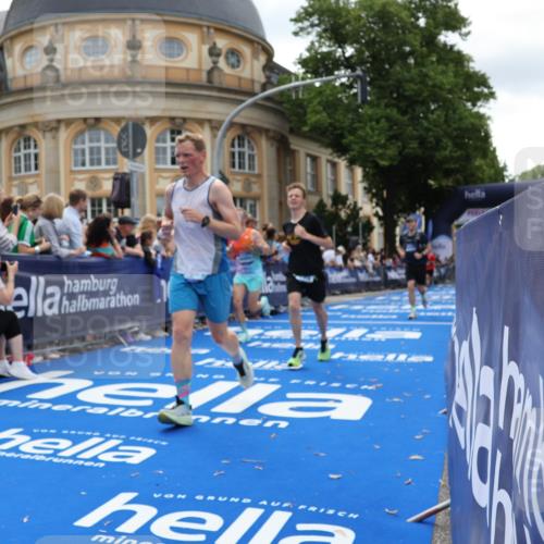 29.06.2025 - hella hamburg halbmarathon Strokosch-Dieckow http://msf.ph/oto/8255171 29.06.2025 10:41:36 Ziel 1512, 2579, 5987, 8358, 9640, 9885, 10894, 12588, 13457, 13714, 14275, 15535, 16084, 17159, 18442, 18491 meine-sportfotos.de