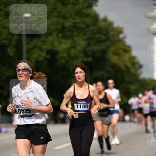 29.06.2025 - hella hamburg halbmarathon Dr. Thomas Lammeyer http://msf.ph/oto/8255249 29.06.2025 10:14:32 Kennedybrücke 1052, 1186, 1456, 5182, 5653, 5806, 7058, 8685, 9150, 9829 meine-sportfotos.de