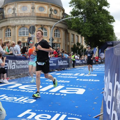 29.06.2025 - hella hamburg halbmarathon Strokosch-Dieckow http://msf.ph/oto/8255267 29.06.2025 10:41:37 Ziel 1512, 1763, 2579, 8358, 9640, 9885, 10894, 12588, 13457, 13714, 14275, 14346, 15535, 16084, 18442, 18491 meine-sportfotos.de